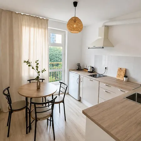 Bright 1br W/ Terrace Near Sea Garden 公寓 *