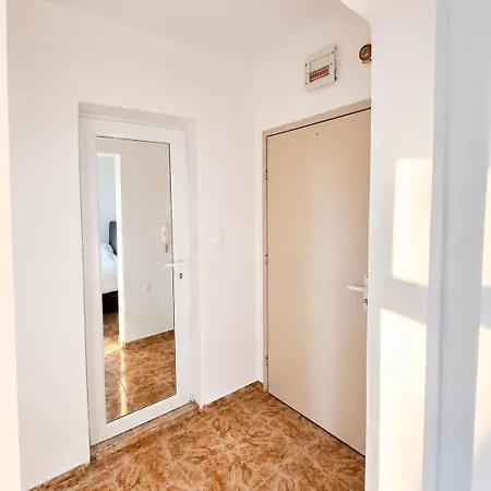 Bright 1br W/ Terrace Near Sea Garden 布尔加斯
